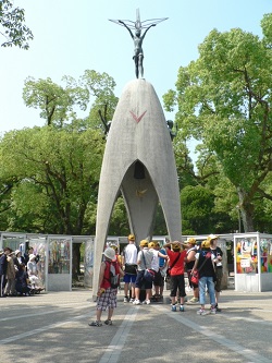 広島にある平和公園の原爆の子の像の写真画像